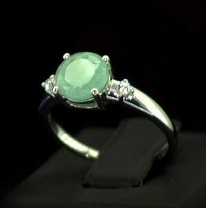 Срібна каблучка 925 проби 2,6 г з бразильським Смарагдом класу АААА та цирконами 2,04 карат Срібна каблучка 925 проби 2,6 г з бразильським Смарагдом класу АААА та цирконами 2,04 карат