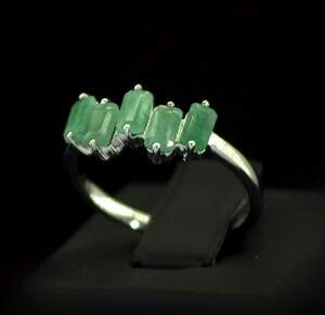 Срібна каблучка 925 проби 2,41 г з бразильськими Смарагдами класу АААА 1,95 карат Срібна каблучка 925 проби 2,41 г з бразильськими Смарагдами класу АААА 1,95 карат