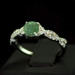 Срібна каблучка 925 проби 2,06 г з бразильським Смарагдом класу АААА та цирконами 1,1 карат Срібна каблучка 925 проби 2,06 г з бразильським Смарагдом класу АААА та цирконами 1,1 карат