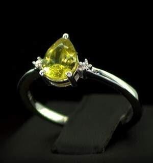 Серебряное кольцо 925 пробы 2,16 г с норвезьким Сфенон и цирконами 1,29 карат Серебряное кольцо 925 пробы 2,16 г с норвезьким Сфенон и цирконами 1,29 карат