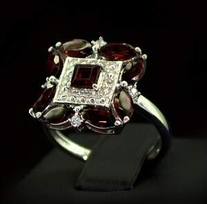 Серебряное кольцо 925 пробы 3,94 г с мозамбикскими Гранатами и цирконами 3,11 карат Серебряное кольцо 925 пробы 3,94 г с мозамбикскими Гранатами и цирконами 3,11 карат
