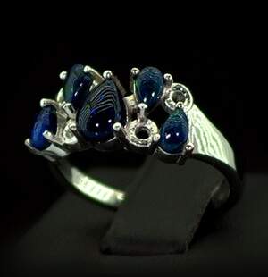 Срібна каблучка 925 проби 3,57 г з чорними ефіопськими Опалами класу АААА 1,07 карат Срібна каблучка 925 проби 3,57 г з чорними ефіопськими Опалами класу АААА 1,07 карат