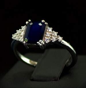 Срібна каблучка 925 проби 2,84 г з блакитним шрі-ланкійським Сапфіром класу АААА та цирконами 1,95 карат Срібна каблучка 925 проби 2,84 г з блакитним шрі-ланкійським Сапфіром класу АААА та цирконами 1,95 карат