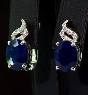 Срібні сережки 925 проби 4,43 г з блакитними шрі-ланкійськими Сапфірами класу АААА та цирконами 6,06 карат Срібні сережки 925 проби 4,43 г з блакитними шрі-ланкійськими Сапфірами класу АААА та цирконами 6,06 карат