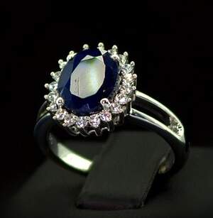 Срібна каблучка 925 проби 3,77 г з блакитним шрі-ланкійським Сапфіром класу АААА та цирконами 3,72 карат Срібна каблучка 925 проби 3,77 г з блакитним шрі-ланкійським Сапфіром класу АААА та цирконами 3,72 карат