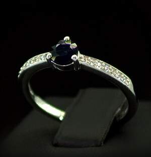 Срібна каблучка 925 проби 2,1 г з блакитним шрі-ланкійським Сапфіром класу АААА та цирконами 0,88 карат Срібна каблучка 925 проби 2,1 г з блакитним шрі-ланкійським Сапфіром класу АААА та цирконами 0,88 карат