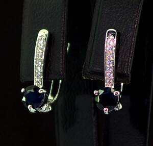 Срібні сережки 925 проби 2,62 г з блакитними шрі-ланкійськими Сапфірами класу АААА та цирконами 1,5 карат Срібні сережки 925 проби 2,62 г з блакитними шрі-ланкійськими Сапфірами класу АААА та цирконами 1,5 карат