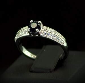 Срібна каблучка 925 проби 2,8 г з блакитним шрі-ланкійським Сапфіром класу АААА та цирконами 1,02 карат Срібна каблучка 925 проби 2,8 г з блакитним шрі-ланкійським Сапфіром класу АААА та цирконами 1,02 карат