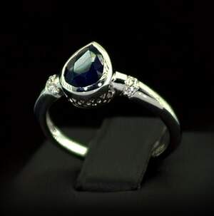 Срібна каблучка 925 проби 2,6 г з блакитним шрі-ланкійським Сапфіром класу АААА та цирконами 1,76 карат Срібна каблучка 925 проби 2,6 г з блакитним шрі-ланкійським Сапфіром класу АААА та цирконами 1,76 карат