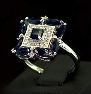 Срібна каблучка 925 проби 4,25 г з блакитними шрі-ланкійськими Сапфірами класу АААА та цирконами 3,53 карат Срібна каблучка 925 проби 4,25 г з блакитними шрі-ланкійськими Сапфірами класу АААА та цирконами 3,53 карат