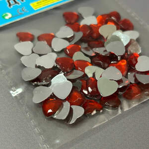 Набор для декора красные сердечки 1 см (80шт в упаковке)