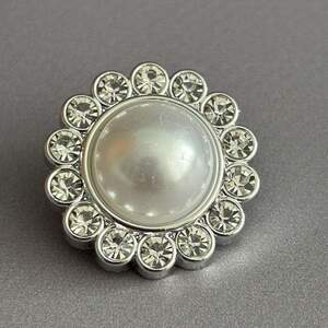 Пуговица на ножке пластик Ромашка Ø-25 мм (40L), - серебро с стразами Пуговица на ножке пластик Ромашка Ø-25 мм (40L), - серебро с стразами