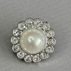 Пуговица на ножке пластик РомашкаØ-18 мм (28L), - серебро с стразами Пуговица на ножке пластик РомашкаØ-18 мм (28L), - серебро с стразами