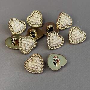 Пуговица на ножке пластик Ø-17,5 мм, Сердце - Золото с белым Пуговица на ножке пластик Ø-17,5 мм, Сердце - Золото с белым