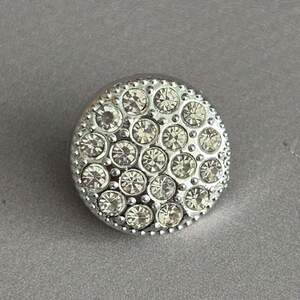 Пуговица на ножке пластик Ø-18 мм (28L), - серебро с стразами Пуговица на ножке пластик Ø-18 мм (28L), - серебро с стразами