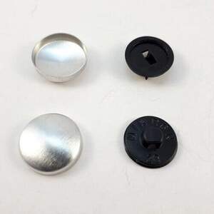 Пуговица под обтяжку на пластиковой ножке #28 - 16,5 мм Черная Пуговица под обтяжку на пластиковой ножке #28 - 16,5 мм Черная