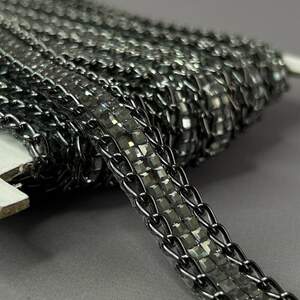 Стразовая термо-тесьма на силиконе, 15 мм - стразы кристалл с темной цепью Стразовая термо-тесьма на силиконе, 15 мм - стразы кристалл с темной цепью