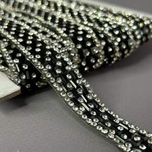 Стразовая термо-тесьма на силиконе, 15 мм - стразы кристалл с черным Стразовая термо-тесьма на силиконе, 15 мм - стразы кристалл с черным
