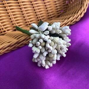 Тычинки в букете на ветке 8,5 см - молочный Тычинки в букете на ветке 8,5 см - молочный