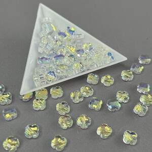 Хрустальная бусина граненый клевер 8 мм - прозрачный с переливом Хрустальная бусина граненый клевер 8 мм - прозрачный с переливом