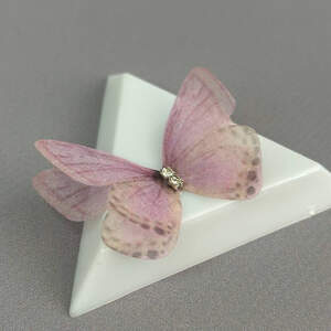 Шифоновая бабочка двухслойная со стразиком 3,5 см - сиреневая