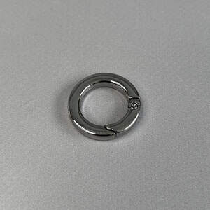 Карабин-кольцо для сумки 15 мм, никель - 2,5 см Карабин-кольцо для сумки 15 мм, никель - 2,5 см