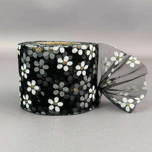 Фатин в рулонах 6 см, моток 22 м - черный в ромашку Фатин в рулонах 6 см, моток 22 м - черный в ромашку