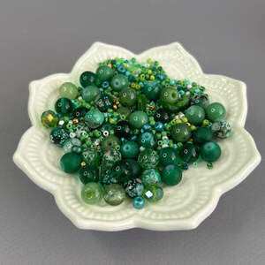 (40 гр) Бусины стеклянные Микс цветов и размеров 8 мм - изумрудный (40 гр) Бусины стеклянные Микс цветов и размеров 8 мм - изумрудный