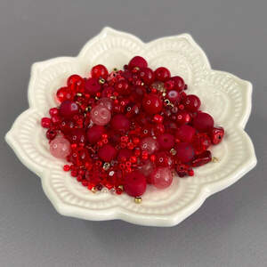 (40 гр) Бусины стеклянные Микс цветов и размеров 8 мм - красный (40 гр) Бусины стеклянные Микс цветов и размеров 8 мм - красный