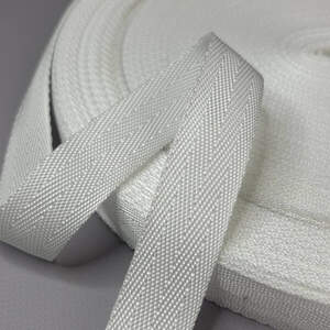 Стропа сумочная-ременная Елочка, 2,5 см средняя жесткость - белый Стропа сумочная-ременная Елочка, 2,5 см средняя жесткость - белый