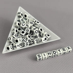 (20 г) Бусины пластиковые куб Алфавит 6 мм - Белый микс