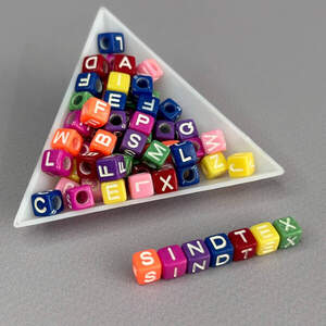 (20 г) Бусины пластиковые куб Алфавит 6 мм - Цветной микс