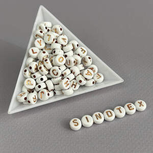 (20 г) Бусины пластиковые, круглые плоские Алфавит 7 мм - Белые с золотом