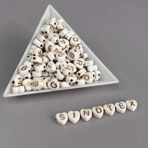 (20 г) Бусины пластиковые, сердечки Алфавит 7 мм - Белые с золотом