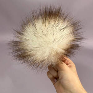 Помпоны из натурального меха лисы окрашенный 12 см - молочный