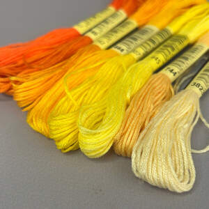 (8 шт по 8м) Набор мулине (нитки для вышивания) - желтый микс