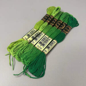 (6 шт по 8м) Набор мулине Airo (нитки для вышивания) - зеленый микс (704-699) (6 шт по 8м) Набор мулине Airo (нитки для вышивания) - зеленый микс (704-699)