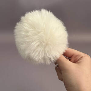 Помпоны из эко-меха окрашенный 9 см - белый