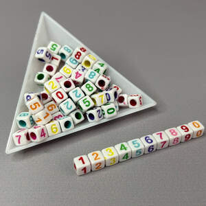 (20 г) Бусины пластиковые куб Цифры 6 мм - Белый микс