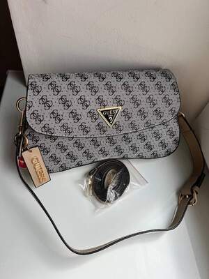 Женская сумка из эко-кожи Guess snapshot серого цвета молодежная, брендовая сумка через плечо Женская сумка из эко-кожи Guess snapshot серого цвета молодежная, брендовая сумка через плечо