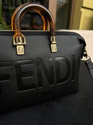 Женская сумка из эко-кожи Fendi Фенди черного цвета молодежная, брендовая сумка через плечо Женская сумка из эко-кожи Fendi Фенди черного цвета молодежная, брендовая сумка через плечо