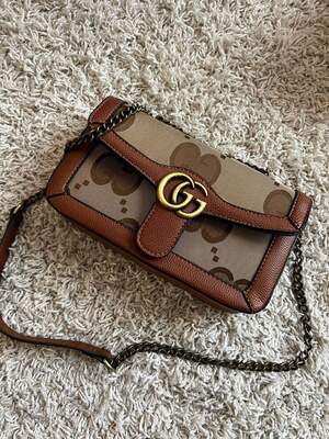 Женская сумка из эко-кожи Gucci Гуччи коричневая молодежная, брендовая сумка через плечо Женская сумка из эко-кожи Gucci Гуччи коричневая молодежная, брендовая сумка через плечо