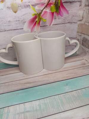 Парні білі чашки з ручками-серцями + індивідуальний принт у вартості (набір з 2 чашок) Парні білі чашки з ручками-серцями + індивідуальний принт у вартості (набір з 2 чашок)