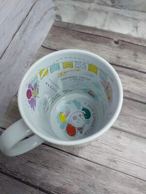 Біла чашка з написом всередині Біла чашка з написом всередині