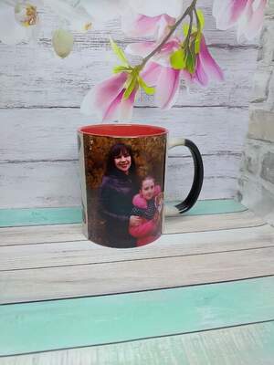 Чашка-хамелеон з червоною серединкою для мами — з фото і написом 