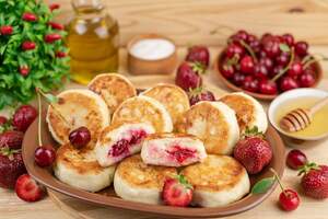 Сирники Фруктові (вишня, полуниця) Сирники Фруктові (вишня, полуниця)